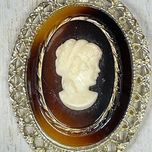 VINTAGE APPLIED CAMEO ON TORTOISE SHELL PATTERN ACRYLIC GOLD FILIGREE BROOCH PIN
